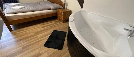 Premium Apartment | Private spa tub