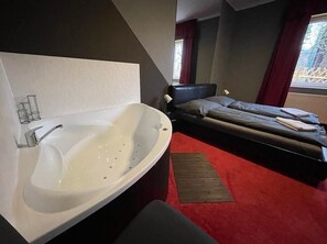 Chambre pour lune de miel | Baignoire à remous privée