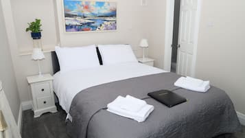 Habitación clásica doble, 1 cama de matrimonio grande | Ropa de cama de alta calidad y colchones con acolchado adicional