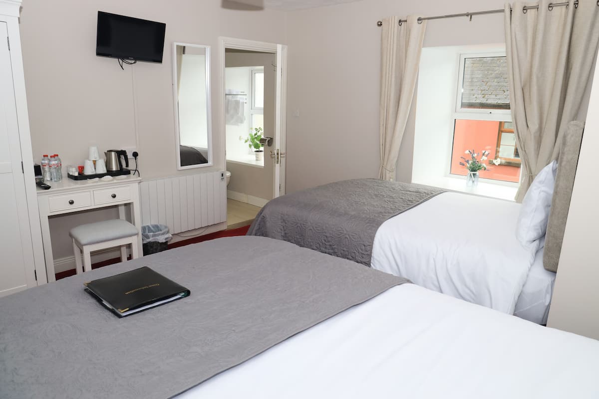 Luxe beddengoed, pillowtop-bedden, individueel gemeubileerd, een bureau