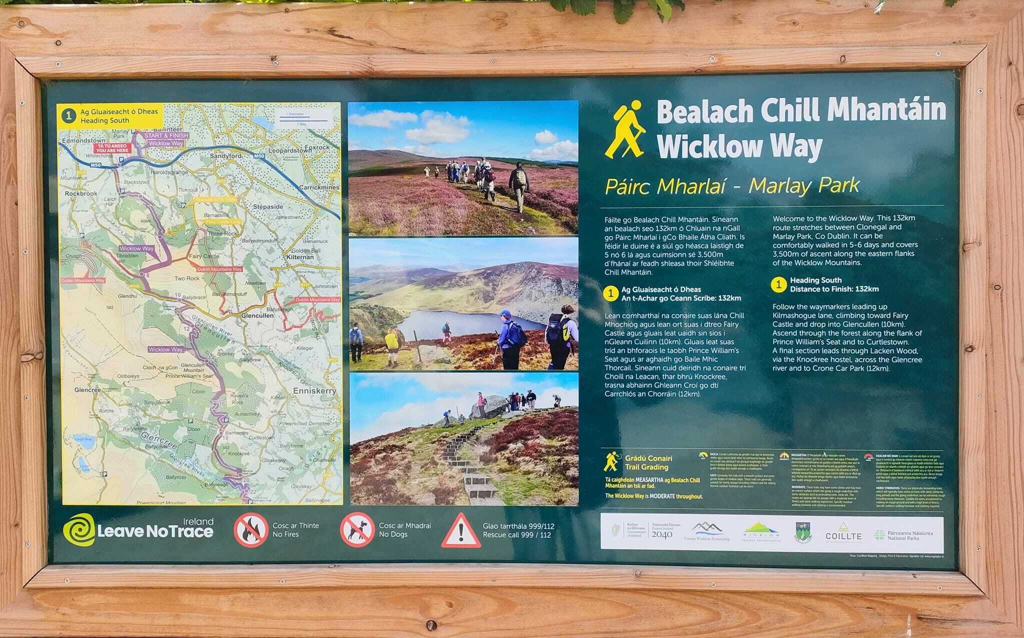 Segnaletica con una mappa e informazioni sul Bealach Chill Mhantáin Wicklow Way.