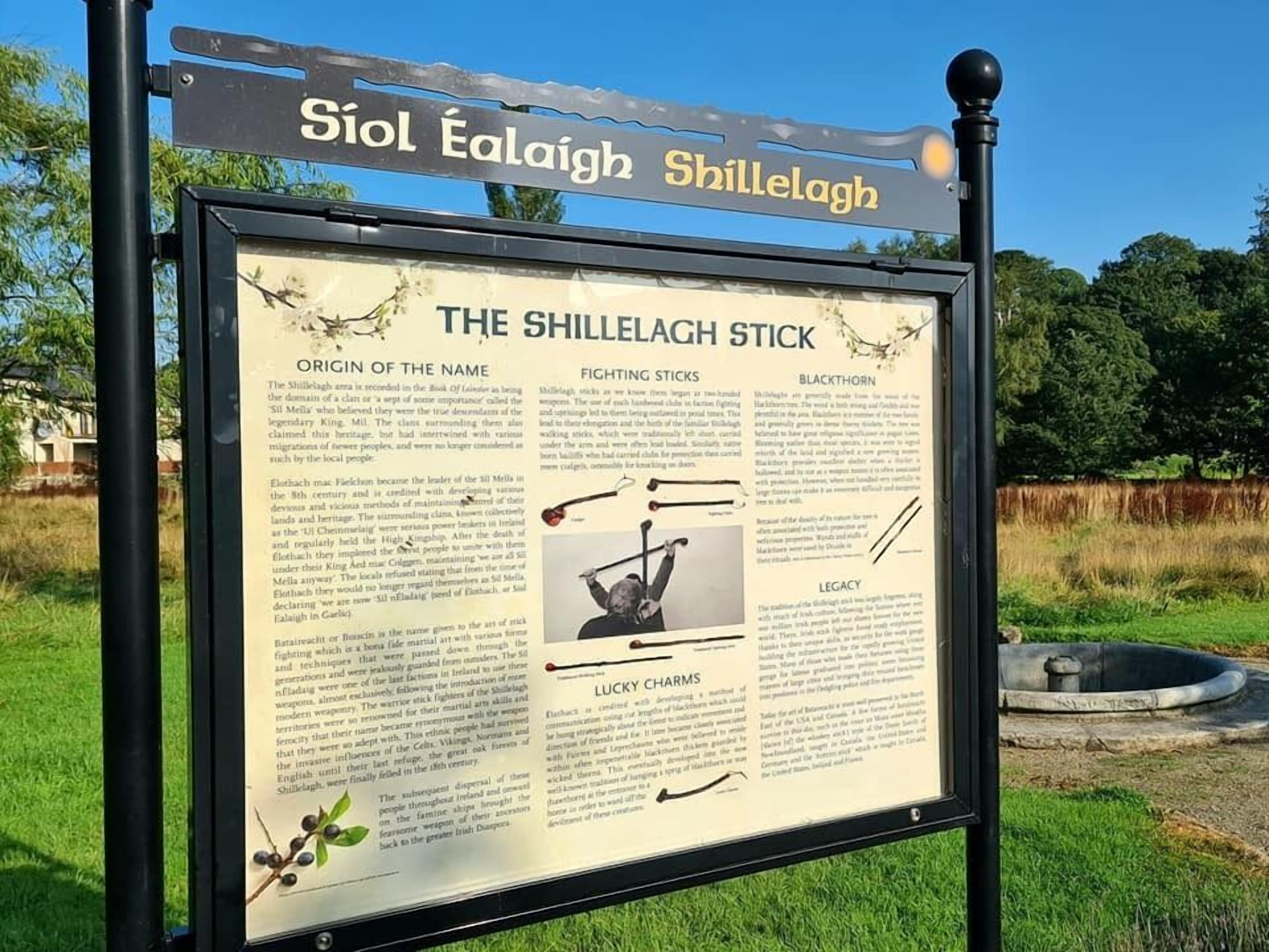 Un panneau intitulé « Le bâton de shillelagh », comprenant des sections sur son origine, les bâtons utilisés au combat, l’aubépine et les porte-bonheur.