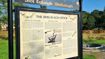 Un panneau intitulé « Le bâton de shillelagh », comprenant des sections sur son origine, les bâtons utilisés au combat, l’aubépine et les porte-bonheur.