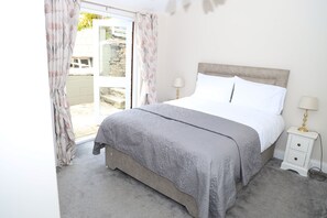 Phòng Deluxe | Bộ đồ giường cao cấp, nệm có lớp đệm bông 