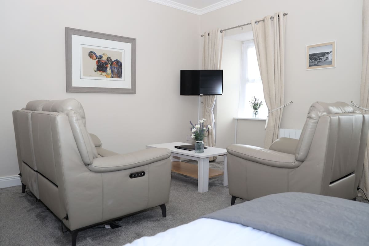 Deluxe kamer | Luxe beddengoed, pillowtop-bedden, individueel gemeubileerd, een bureau