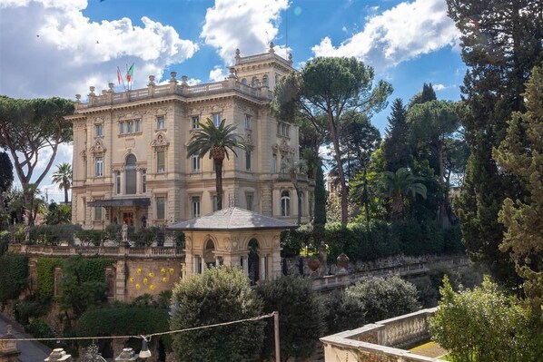 A historic building with classical architecture, a central dome, and a surrounding garden with trees and a fountain. - Ludovisi Apartment near the Spanish Steps and the Trevi Fountain (Rome)