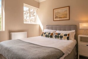 2 bedrooms, desk, iron/ironing board, travel cot - A Regal Abode - Marylebone - by Frankie Says (London)
