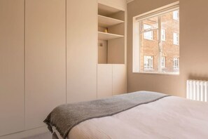 2 Schlafzimmer, Schreibtisch, Bügeleisen/Bügelbrett, Reisekinderbett