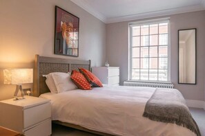 2 habitaciones, escritorio y tabla de planchar con plancha 