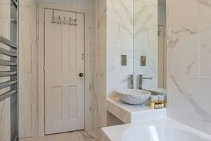 Bathtub, hair dryer, towels, shampoo - A Regal Abode - Marylebone - by Frankie Says (London)