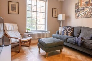 TV, offices - A Regal Abode - Marylebone - by Frankie Says (London)