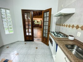 Villa | Cocina privada | Frigorífico, microondas, horno y máquina de café espresso