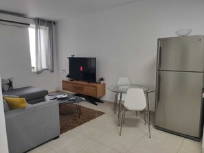 TV - luxurious and well designed apartment comfortable and fully equipped (חיפה)