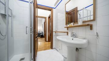 Een douche, een haardroger, een bidet, handdoeken