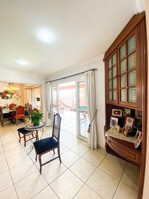 Living room - Paz e muito verde na Granja Viana (Cotia)