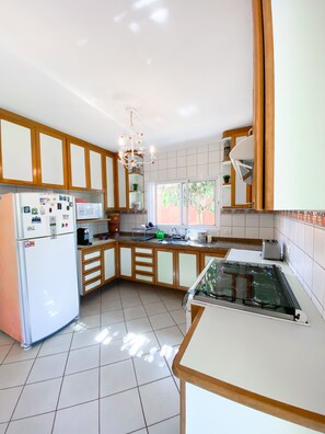 Exclusive Villa | Private kitchen | Coffee/tea maker, blender, cookware/dishes/utensils - Paz e muito verde na Granja Viana (Cotia)