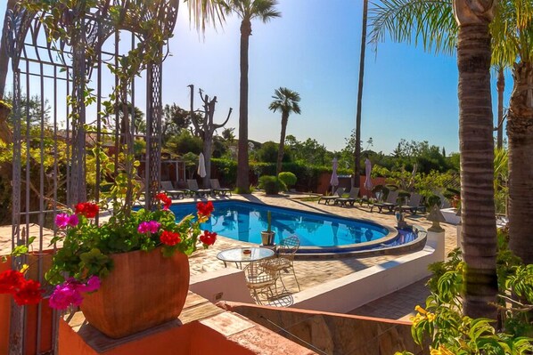 2 outdoor pools, open 10:00 AM to 7:00 PM, pool umbrellas, sun loungers - Quinta dos Amigos (Loulé)