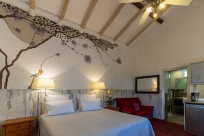 Cortinas blackout y tabla de planchar con plancha 