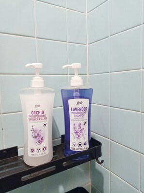 Shower, hair dryer, towels, soap - Boho Private Room wtih aircon | heart of city | BTS | stay as a local (Krung Thep Maha Nakhon)