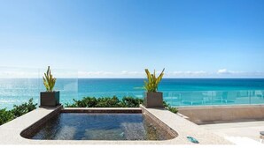 Ein Infinity-Pool auf dem Dach mit freiem Blick auf den Ozean.