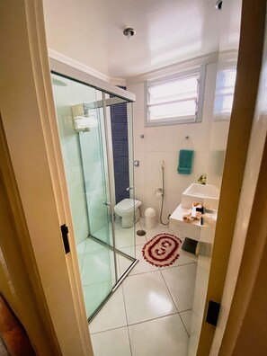 Apartment | Badezimmer | Dusche, Regendusche, Handtücher, Toilettenpapier