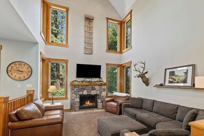 Smart TV, fireplace, DVD player, books - Family Fun Getaway w/Pool, Private Hot Tub, Games & BBQ! (Ronald)