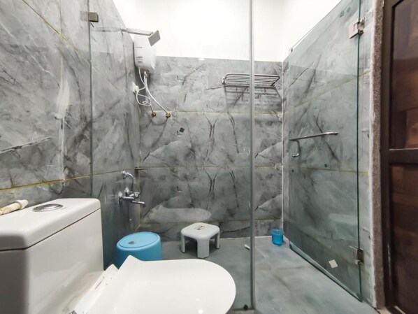 Un bagno con toilette, lavandino e zona doccia.