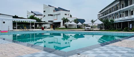 Una piscina al aire libre