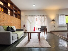 Villa | Zona de estar | Una televisión