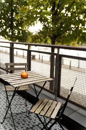 Outdoor dining - Riverside West End Apartment (Glasgow)