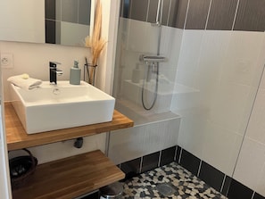 Dusj, hårføner og håndklær