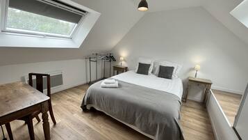 4 slaapkamers, een bureau, een strijkplank/strijkijzer, reisbedje