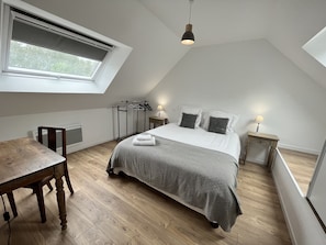 4 habitaciones, escritorio y tabla de planchar con plancha 