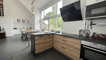 Een koelkast, een microgolfoven, een oven, een kookplaat