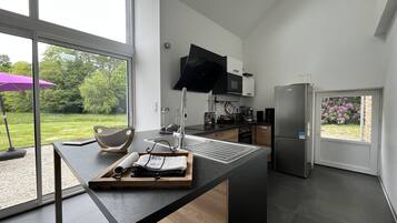 Een koelkast, een microgolfoven, een oven, een kookplaat