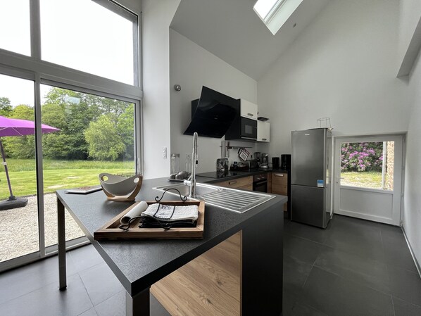 Fridge, microwave, oven, stovetop - TY-PONT, Magnifique Villa 4* Moderne, Beaches at 8km (Moëlan-sur-Mer)