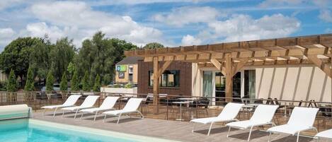 Kolam renang tertutup, kolam renang terbuka