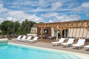 Piscine intérieure, piscine extérieure
