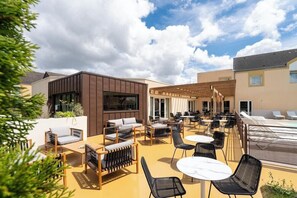 Outdoor dining - Sure Hotel by Best Western Caen Memorial (Caen)