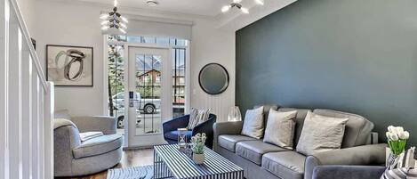 TV, Netflix, streaming services, stereo