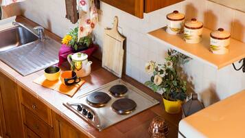 Kühlschrank, Ofen, Herdplatte, Wasserkocher mit Kaffee-/Teezubehör