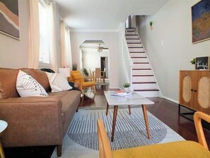 Smart TV, fireplace - Cozy Townhome in Baltimore (Baltimore)