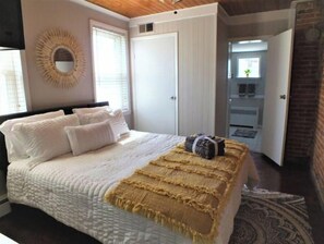 3 bedrooms, desk, iron/ironing board, WiFi - Cozy Townhome in Baltimore (Baltimore)