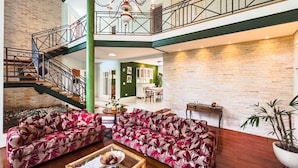 A spacious interior with a high ceiling, a staircase, and a chandelier. - Casa Alto Padrão na Granja Viana - Cond. Fechado (Carapicuiba)