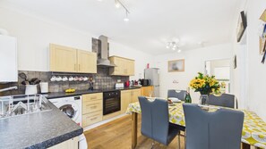 Apartment (2 Bedrooms) | Eigene Küche | Mikrowelle, Ofen, Herdplatte, Geschirrspüler
