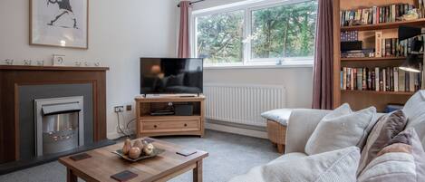 Appartement (2 Bedrooms) | Aire de séjour | Téléviseur connecté de 32 po avec télévision par cùble, téléviseur