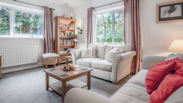 Huoneisto (2 Bedrooms) | Oleskelualue | 32–tuumainen äly-TV, jossa kaapelikanavat