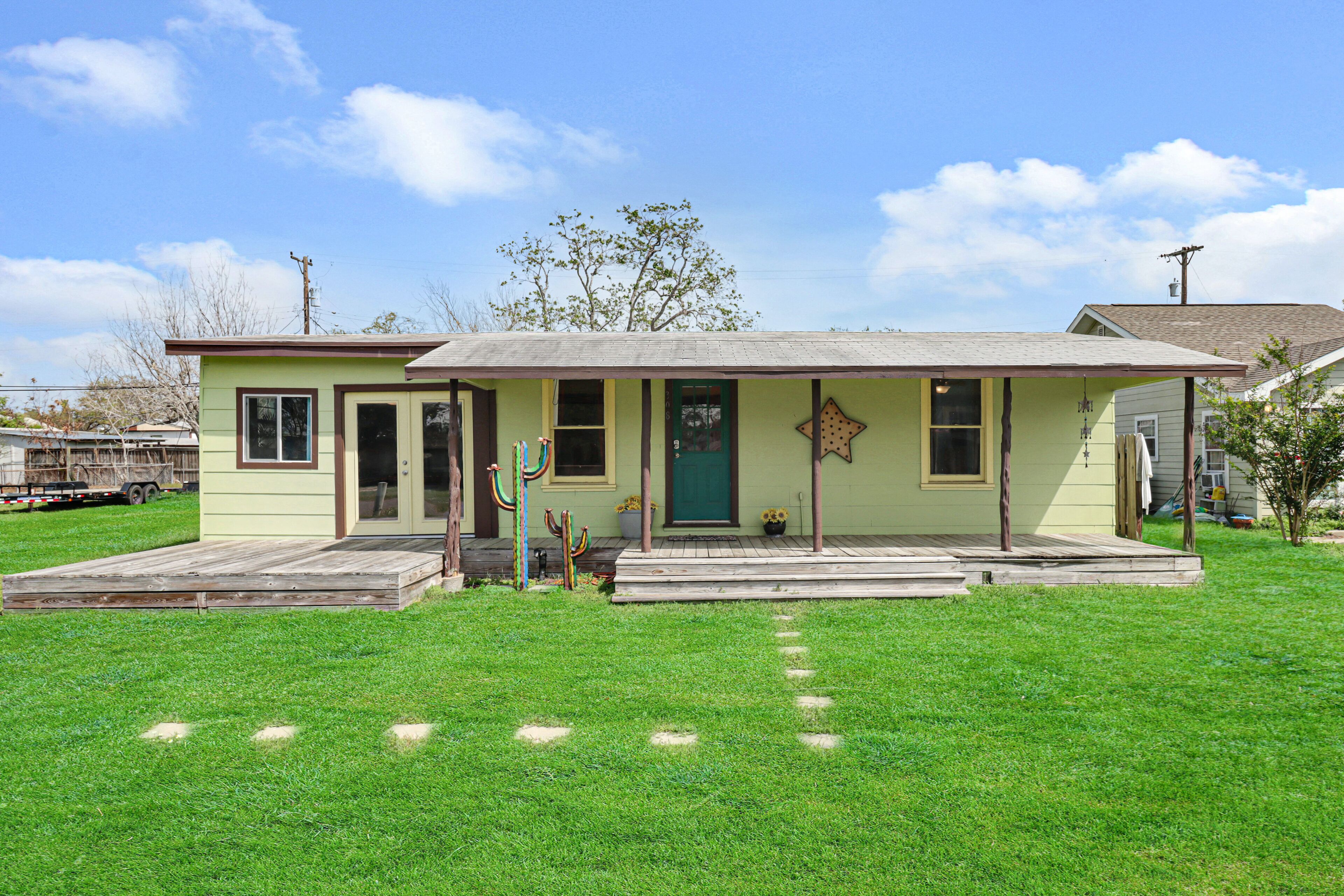 Snowbird-friendly home with deck, grill, patio & enclosed yard - dog-friendly