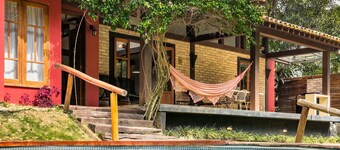 Casa com Piscina Privativa e Natureza – Granja Viana, São Paulo