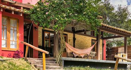 Casa com Piscina Privativa e Natureza – Granja Viana, São Paulo